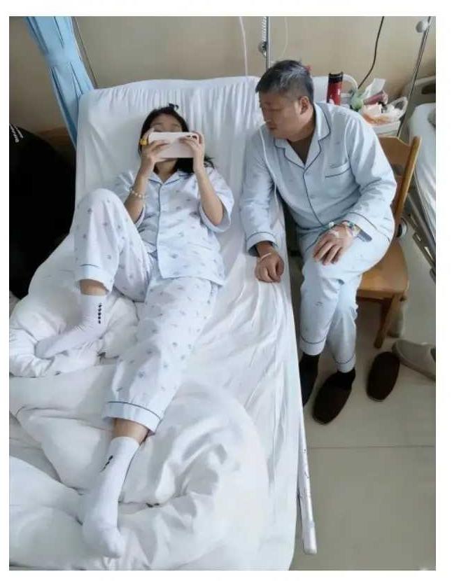 谁才是病号？
老头子生病，孙女来探望。
这下好了，没病的占了病人的床。
有病的只