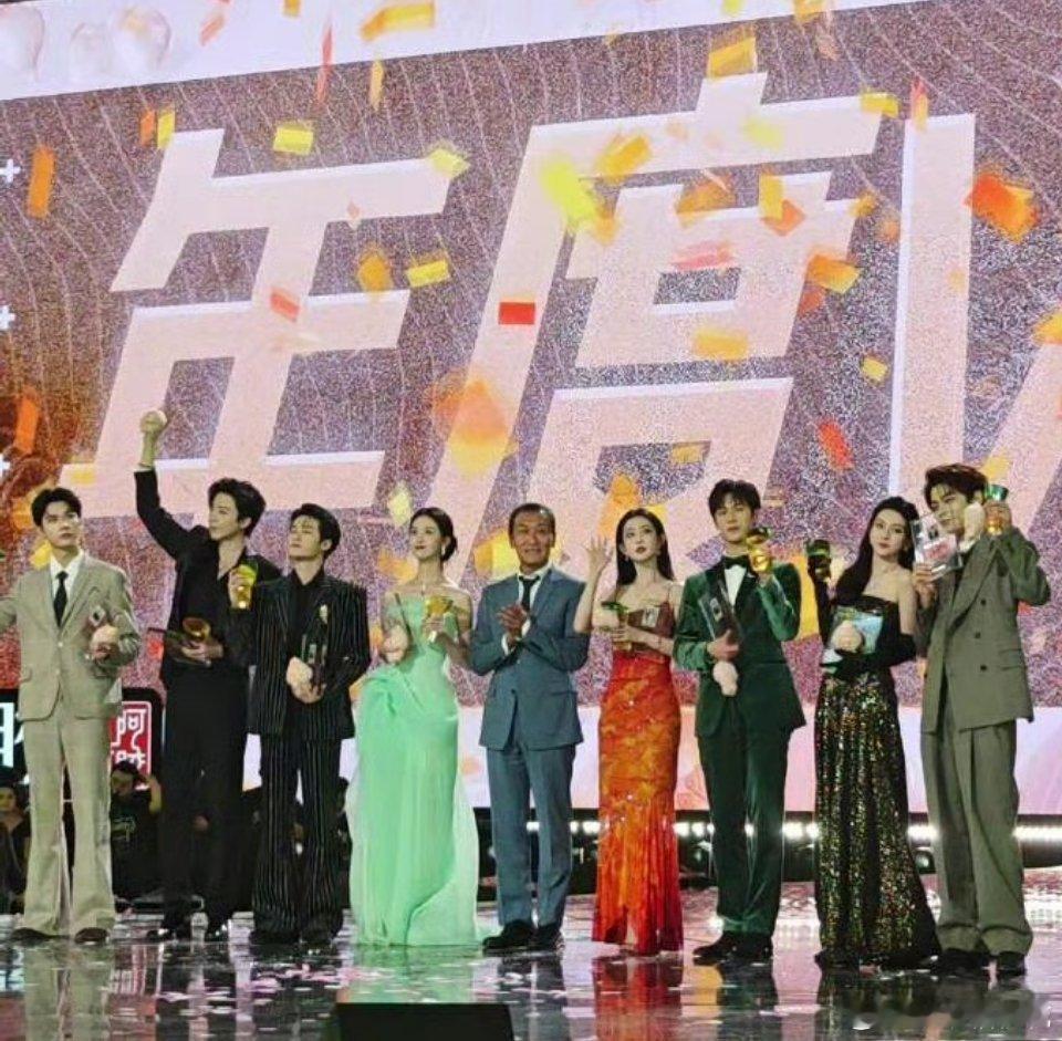 年度vip之星合照年度vip之星，九位闪闪之星尽数在这里了，一红一绿两件礼服太显