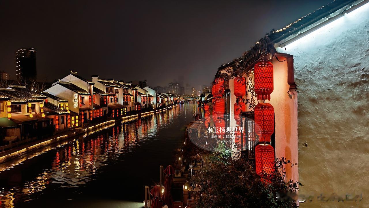 傍晚六点，无锡的天刚擦黑，我揣着导航就扎进了南长街。本以为就是条普通的江南老街，