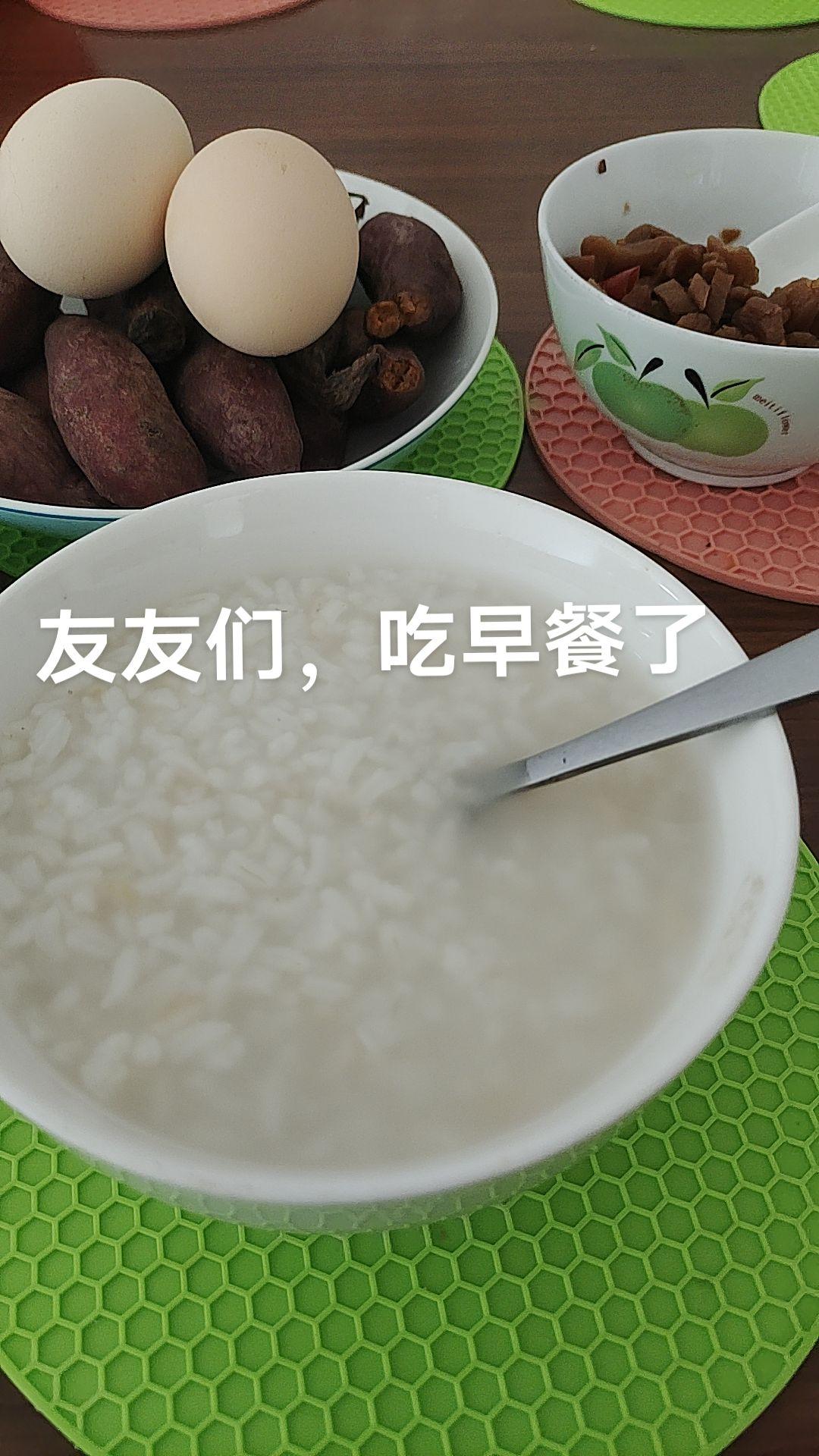 友友们，吃早餐了。清淡饮食 今天的早餐 随便吃一点 生活就是这么简单