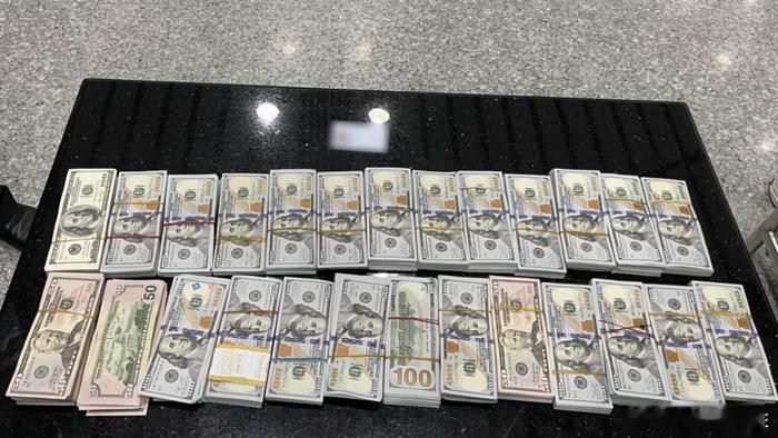 #旅客行李箱塞满180万美元入境#在外国赚钱来中国花和在中国赚钱到外国花不一样吧