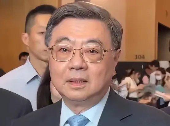 就在今天，曾任蔡英文当局的“行政院政委”张景森愤怒表示，他无法认同卓荣泰为了地方