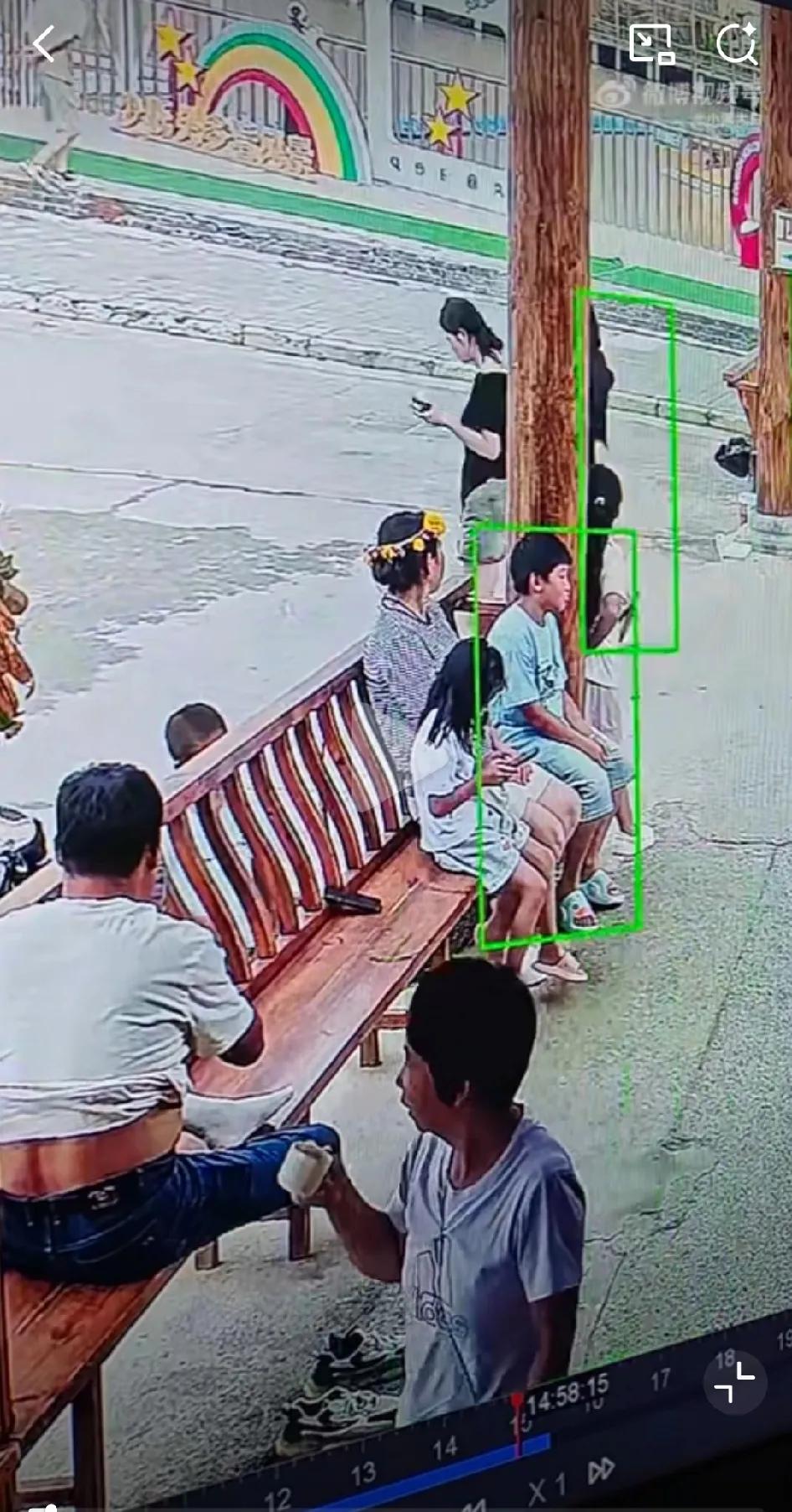 不知道他们有没有看到自己头顶上的监控？光天化日之下，竟然“拿”走一个孩子的手机。