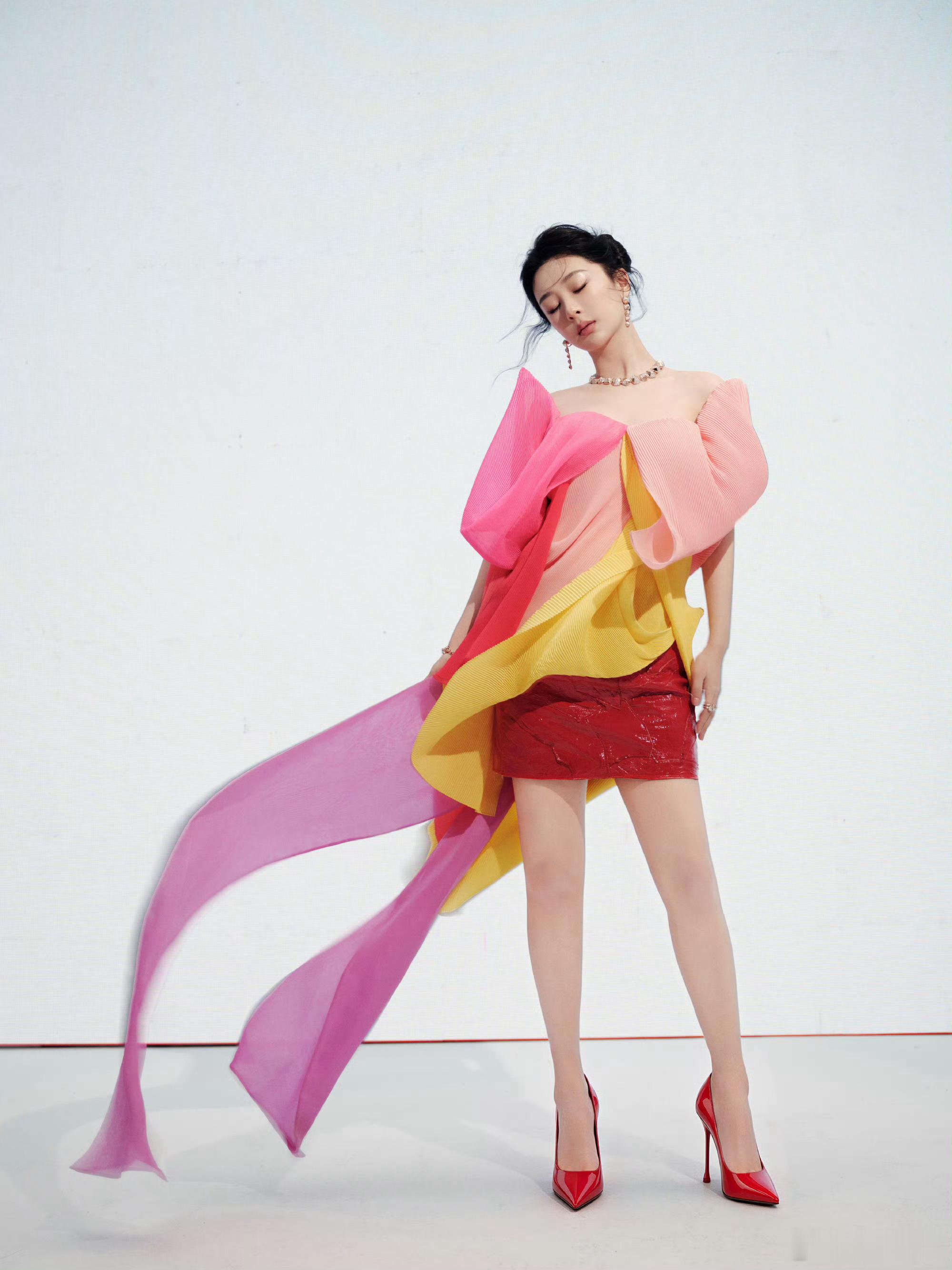 杨紫VOGUE造型太美了，我还能说什么呢[老师爱你] ​​​