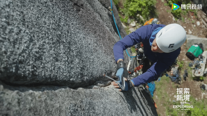 王一博岩壁上在线祈祷探索新境器械攀登练习中，攀岩搭档的一句 “祈祷装备别崩”，让