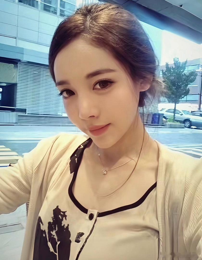 我现在下巴下半张脸跟道晖芝一样一样的但没她那么翘，上半张脸没她那么立体，眼睛没她