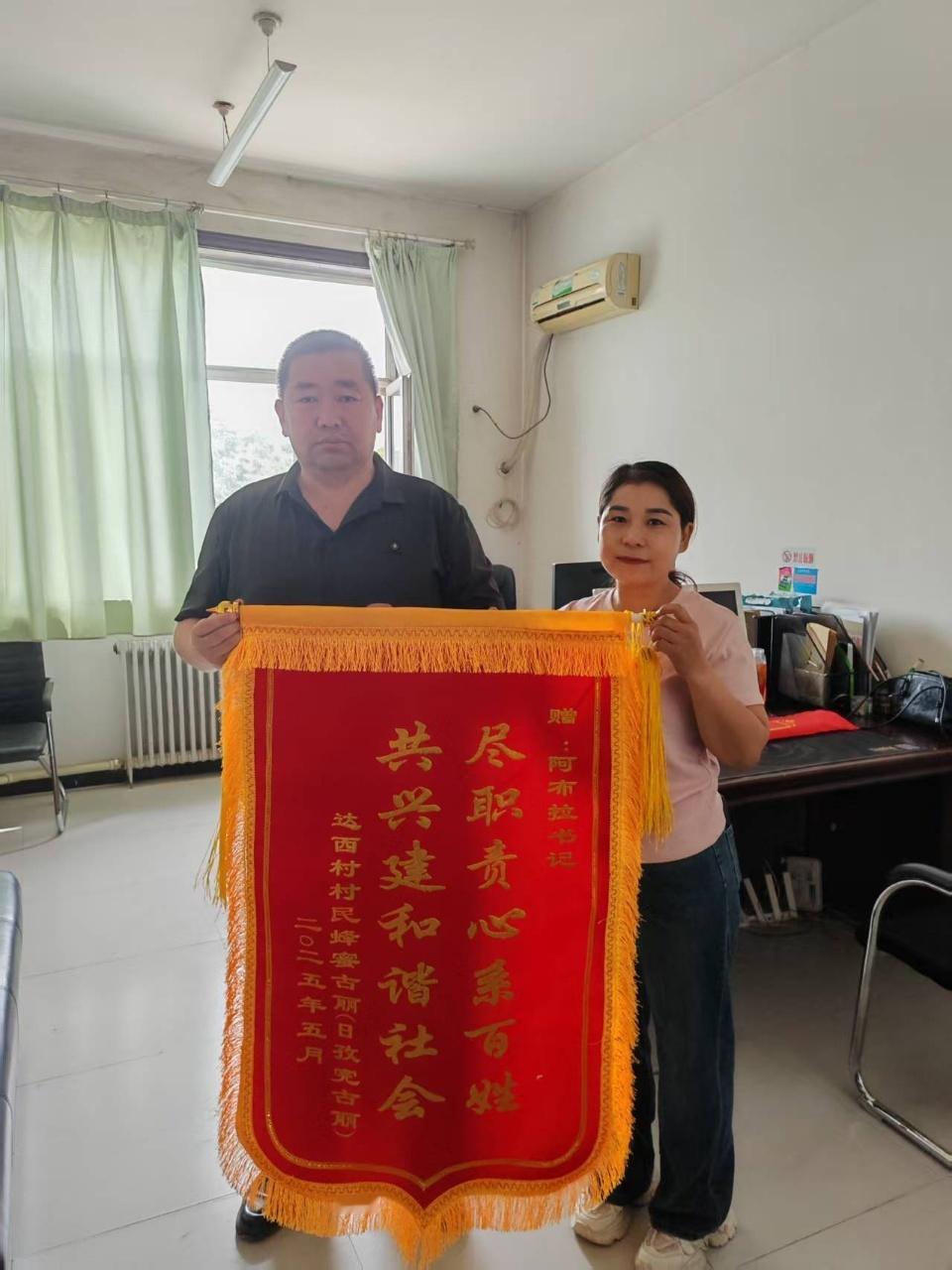 古丽家的蜂蜜，不只是甜味，更是一份母亲用心的守护。罗布麻蜜花期长又稀少，是大自然