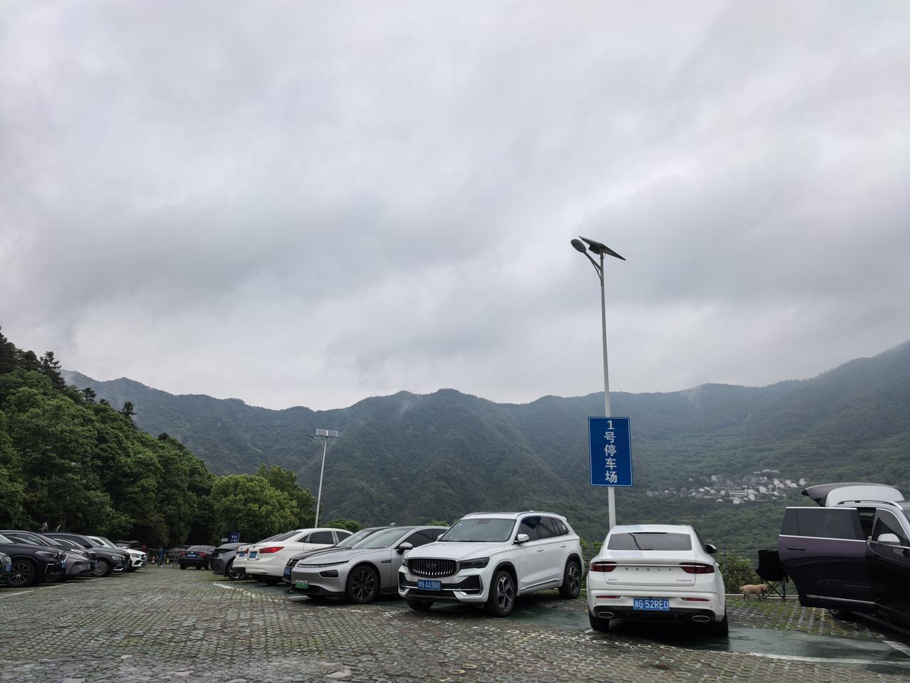 老手说股：（2）
家人们，个人平时研究股市，只要有空，就喜欢外面走走，让紧绷的弦
