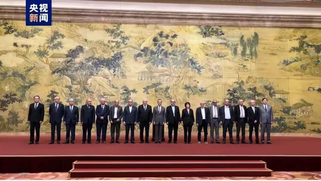 【团结是主旋律】

还是团结起来好，大伙儿心往一处想，劲往一处使，一致对外，这才