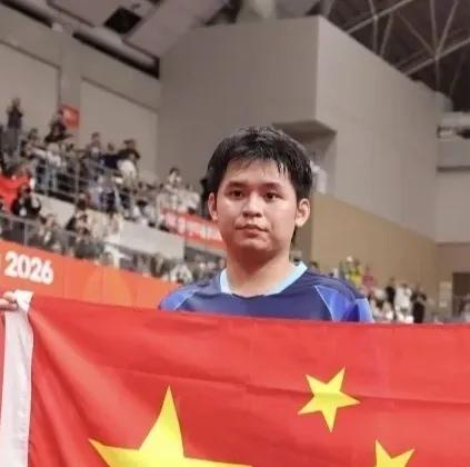 大家发现了吗？
林诗栋打赢王楚钦拿下男单冠军，

明明是件开心的事，却一反常态，