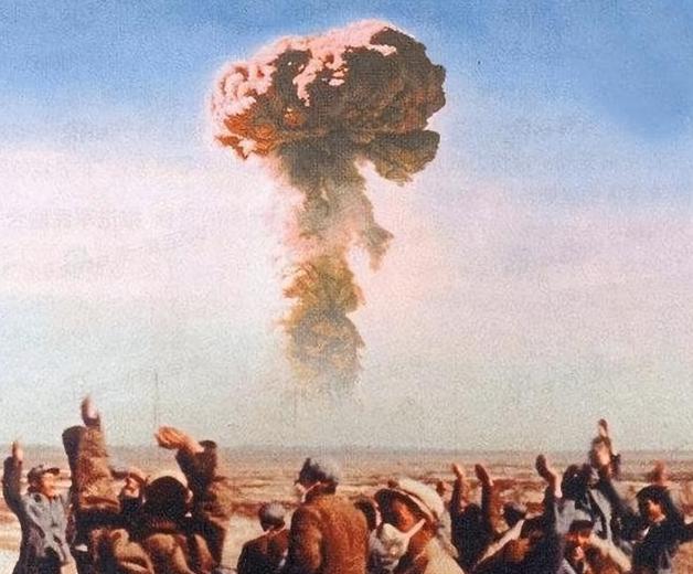1967年，我国氢弹试爆成功。法国总统戴高乐勃然大怒，痛斥专家。美苏则怀疑有人泄