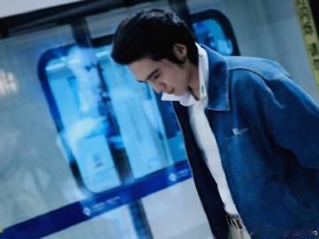 于适素颜时装周出发图 于适素颜亮相巴黎时装周出发图，这颜值真的抗打！没有妆容的加