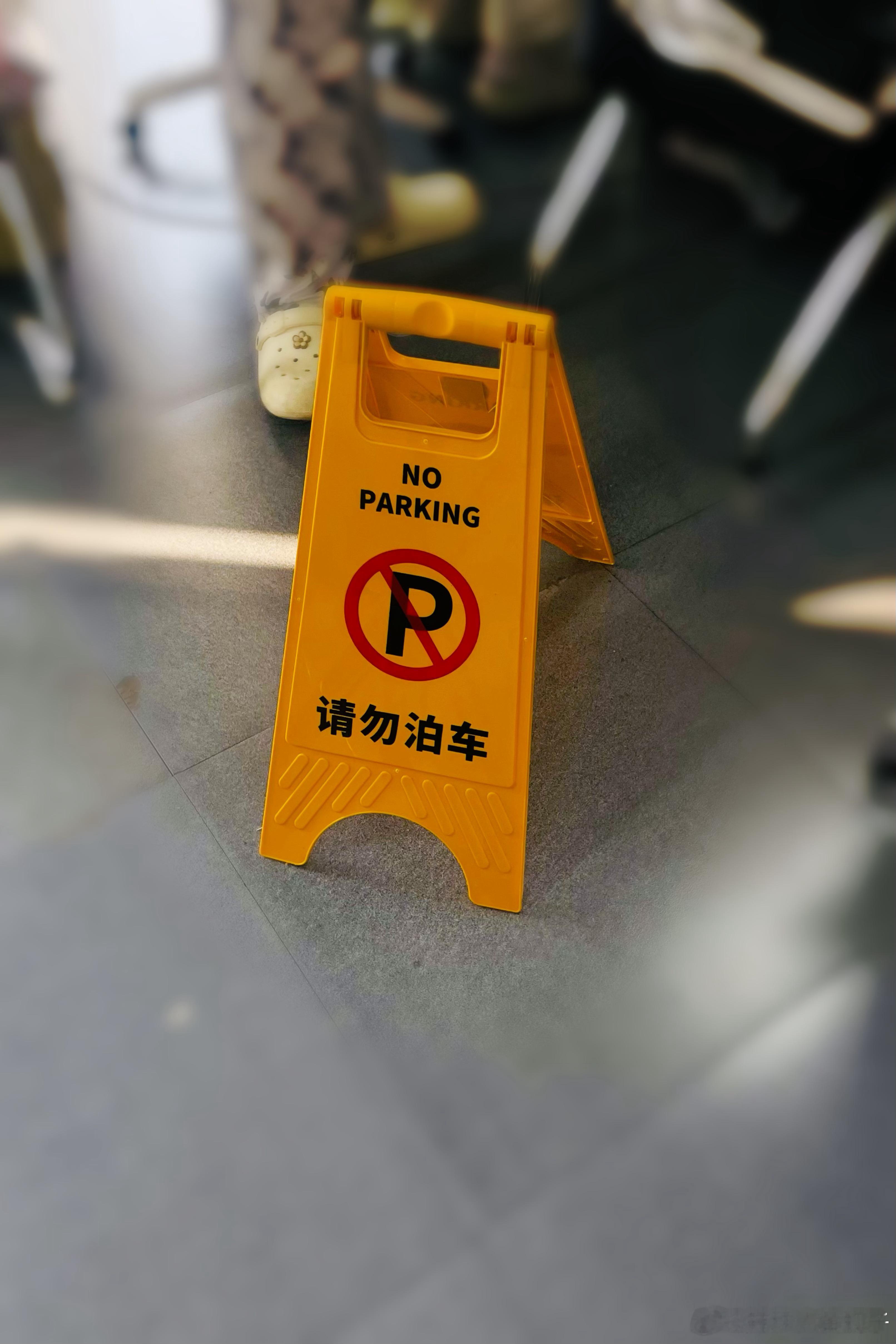 同事对赌  互相买手机壳  必须用一天  结果他们举着大雷霆壳上了一天班这是其中