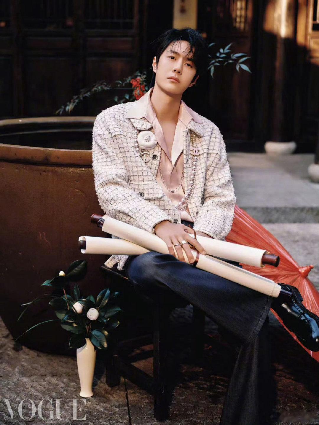 VOGUE 为王一博拍摄的香奈儿大秀大片，将精致与松弛完美融合，如此恰到好处，令