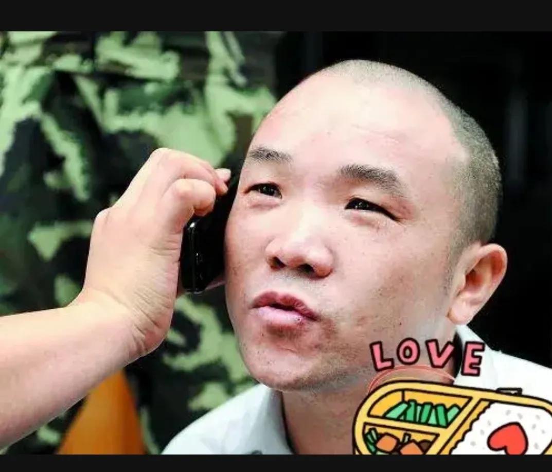 2009年，海南，抢劫犯廖晓毛，被验明正身，即将押赴刑场，临刑前民警为他拨通了选