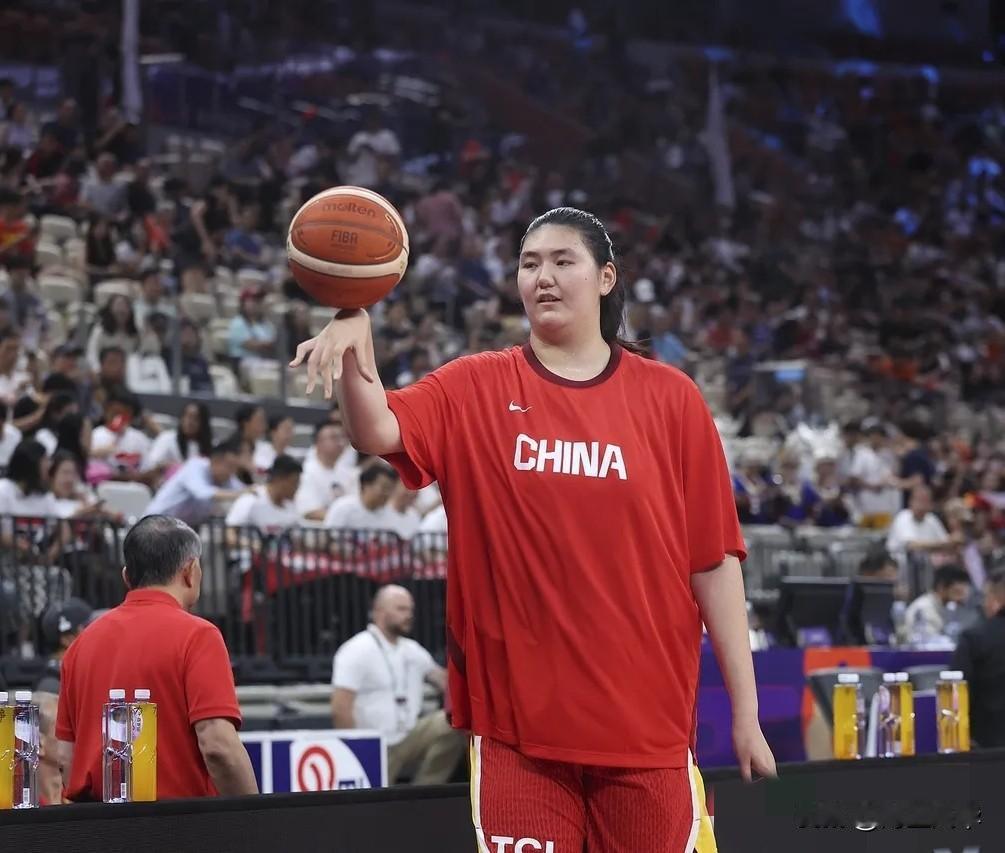中国女篮61：94美国女篮，主要原因有四点:

第一核心阵容残缺，关键战力缺失。