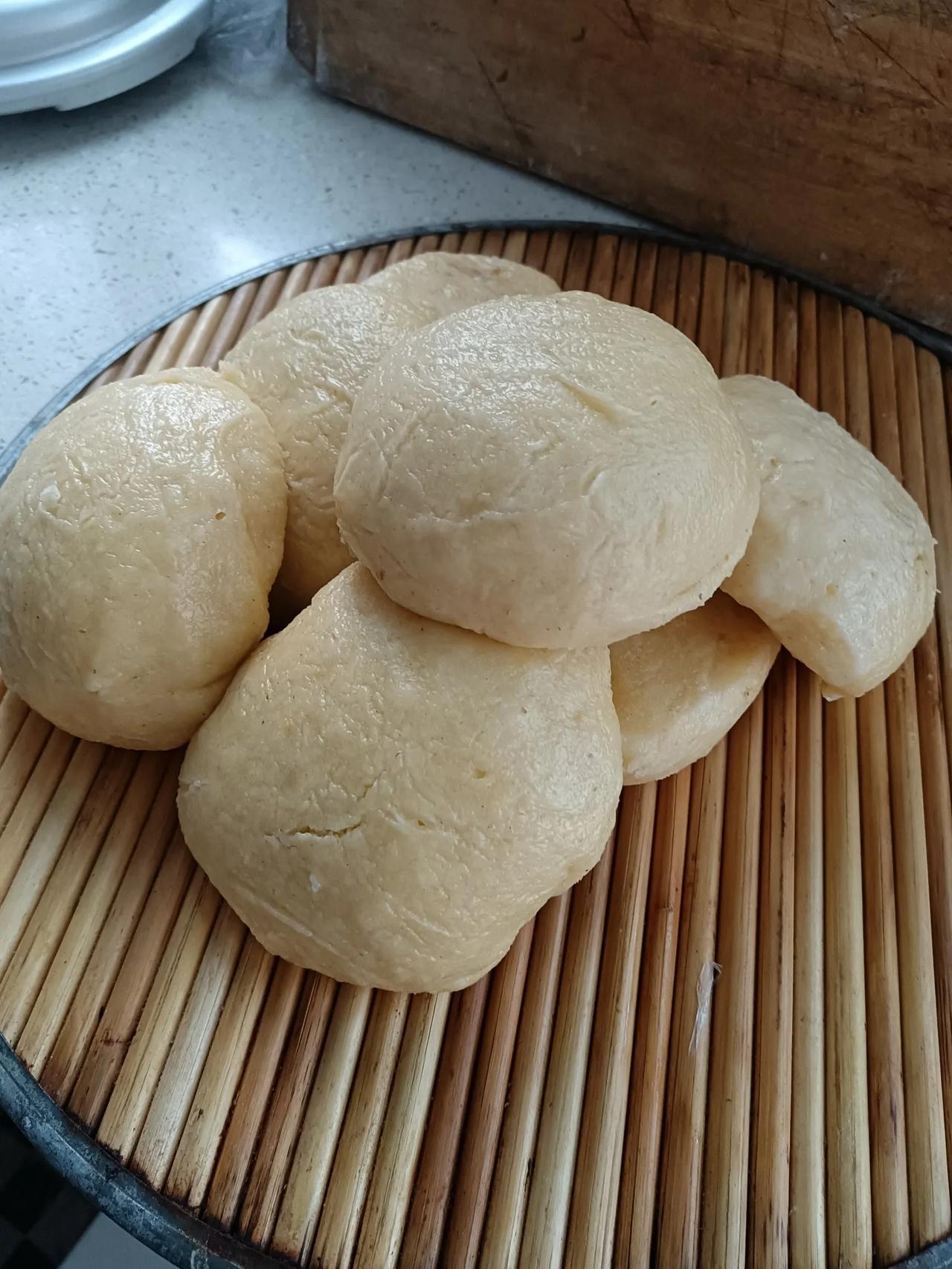 今天晚上又蒸的玉米面的豆饽饽，我是无意中听一个粉丝的介绍，玉米面用开水烫一下，蒸