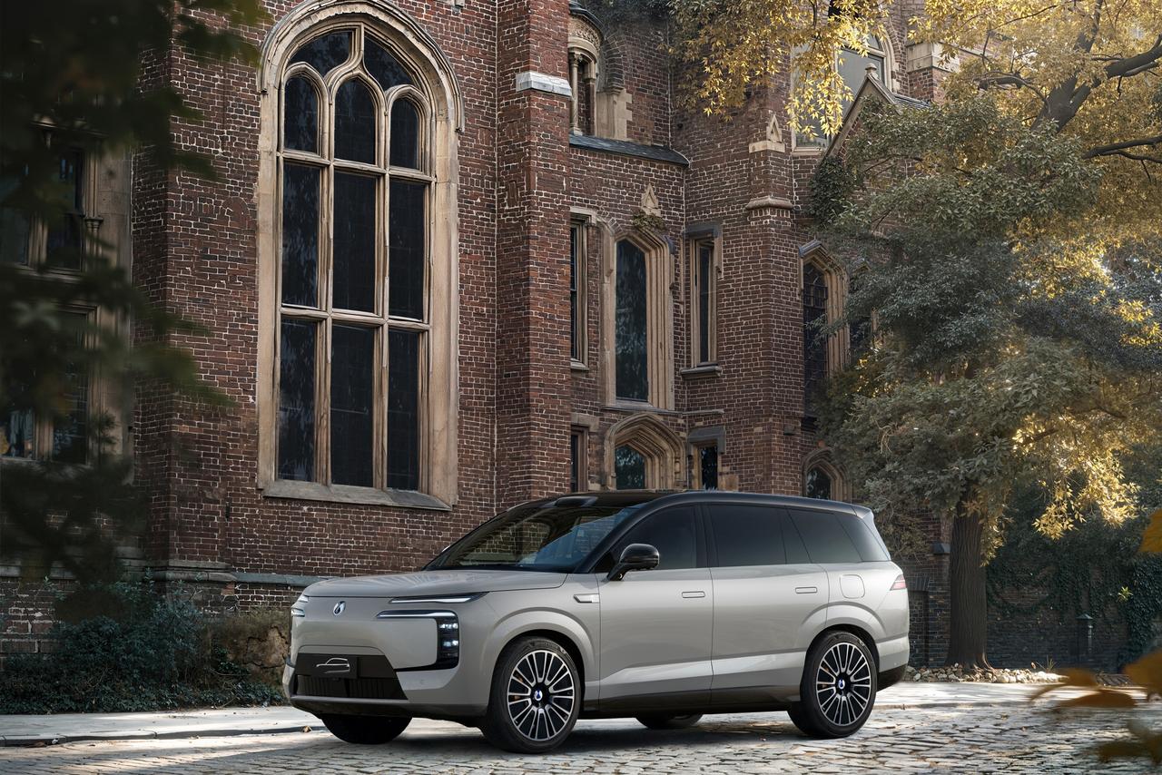 腾势N8L上市，售价29.98万元-32.98万元。新车搭载2.0T+三电机的插