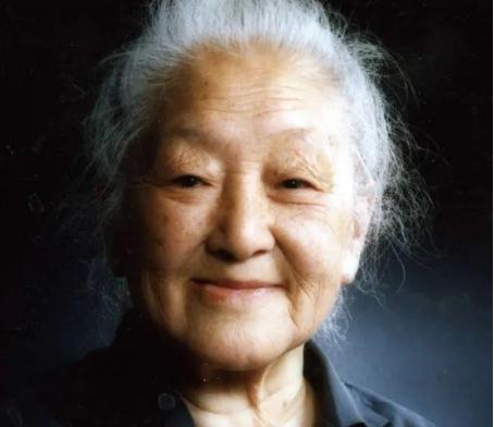 一位老太太去西单菜市场买冬笋。小贩看她穿着补丁衣服，不屑地说：“冬笋很贵的，不买