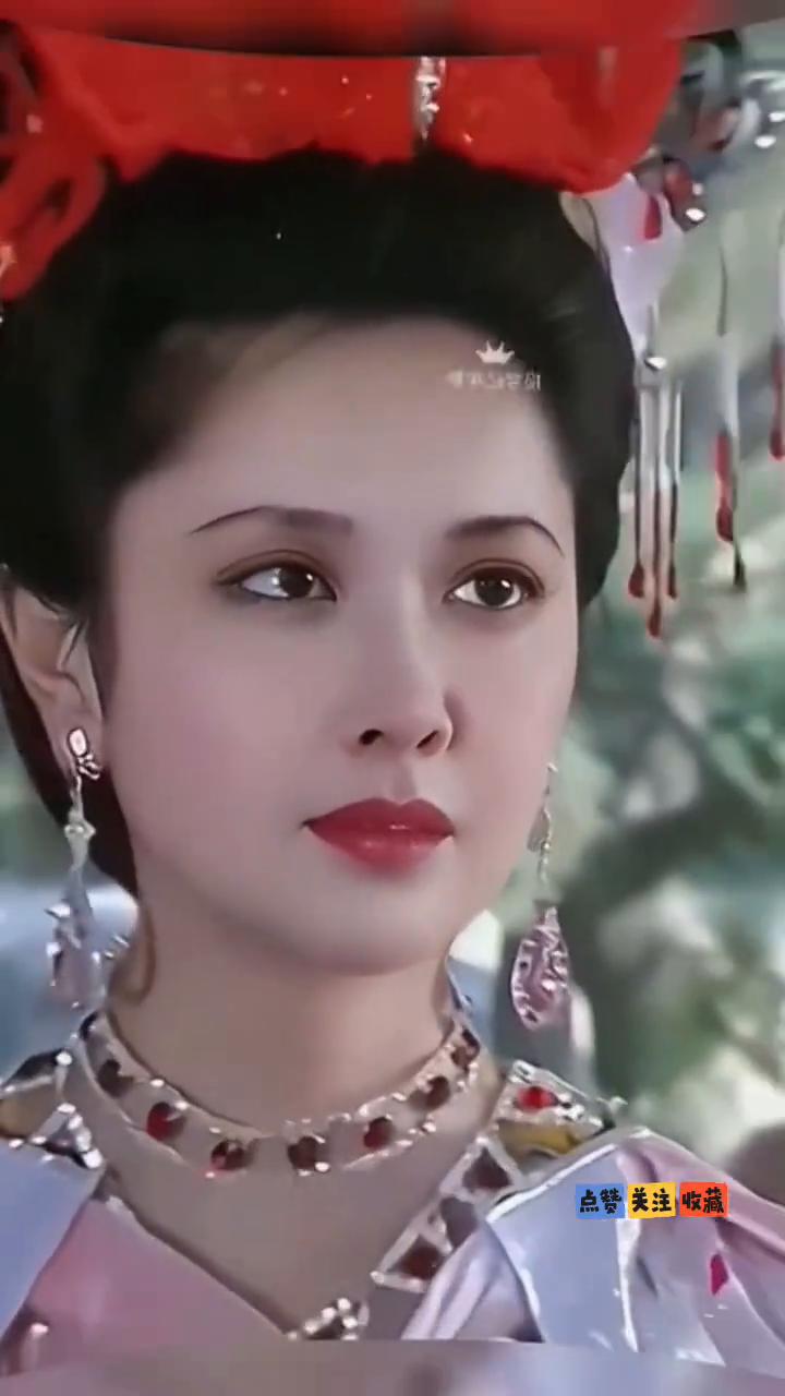 女儿国国王朱琳四十年前后变化。
四十年后，四十年前。