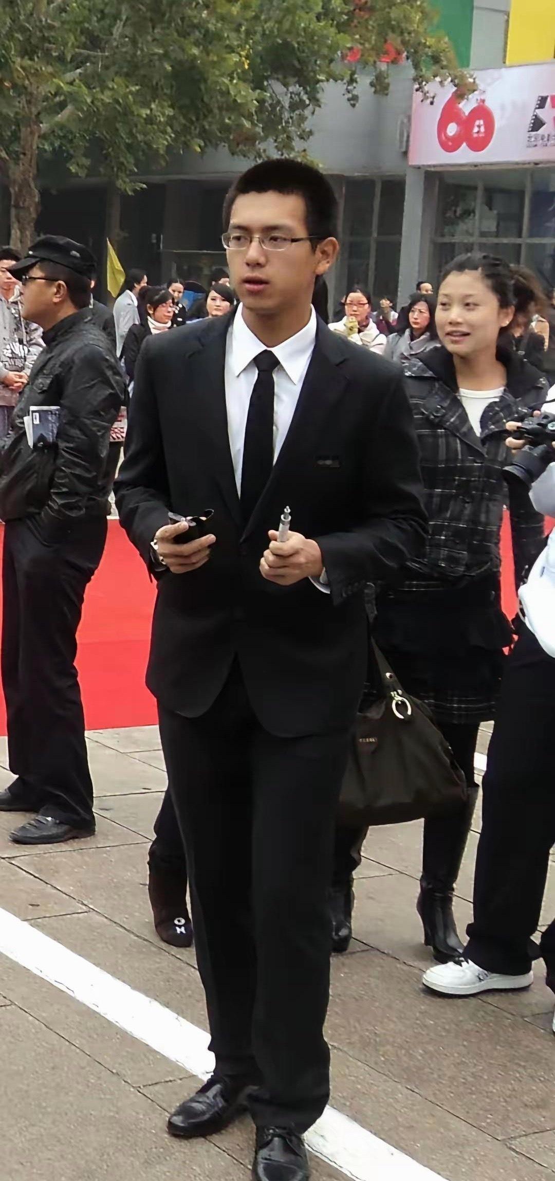 没有造型师包装，就是李现穿西装也像中介。 