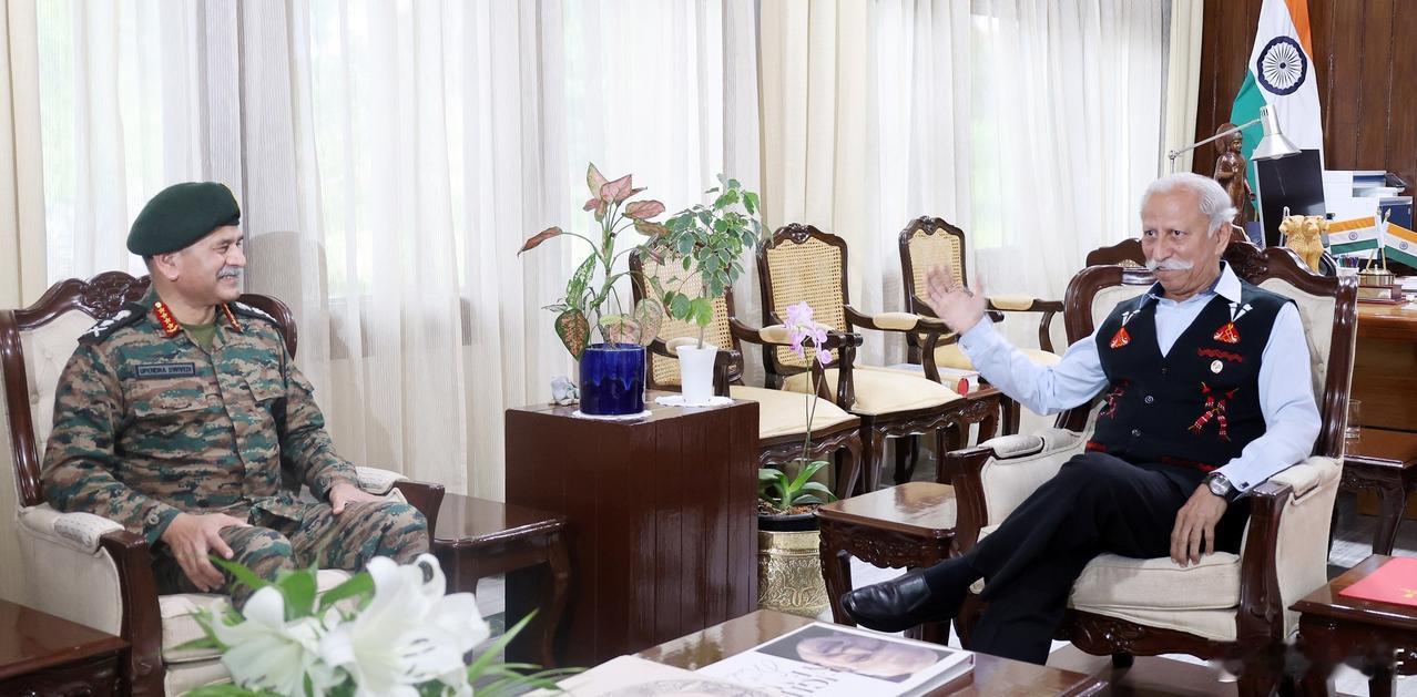 9月18日藏南伪阿邦邦长和伪首席部长先后会见了窜访藏南地区的印度陆军总参谋长厄潘
