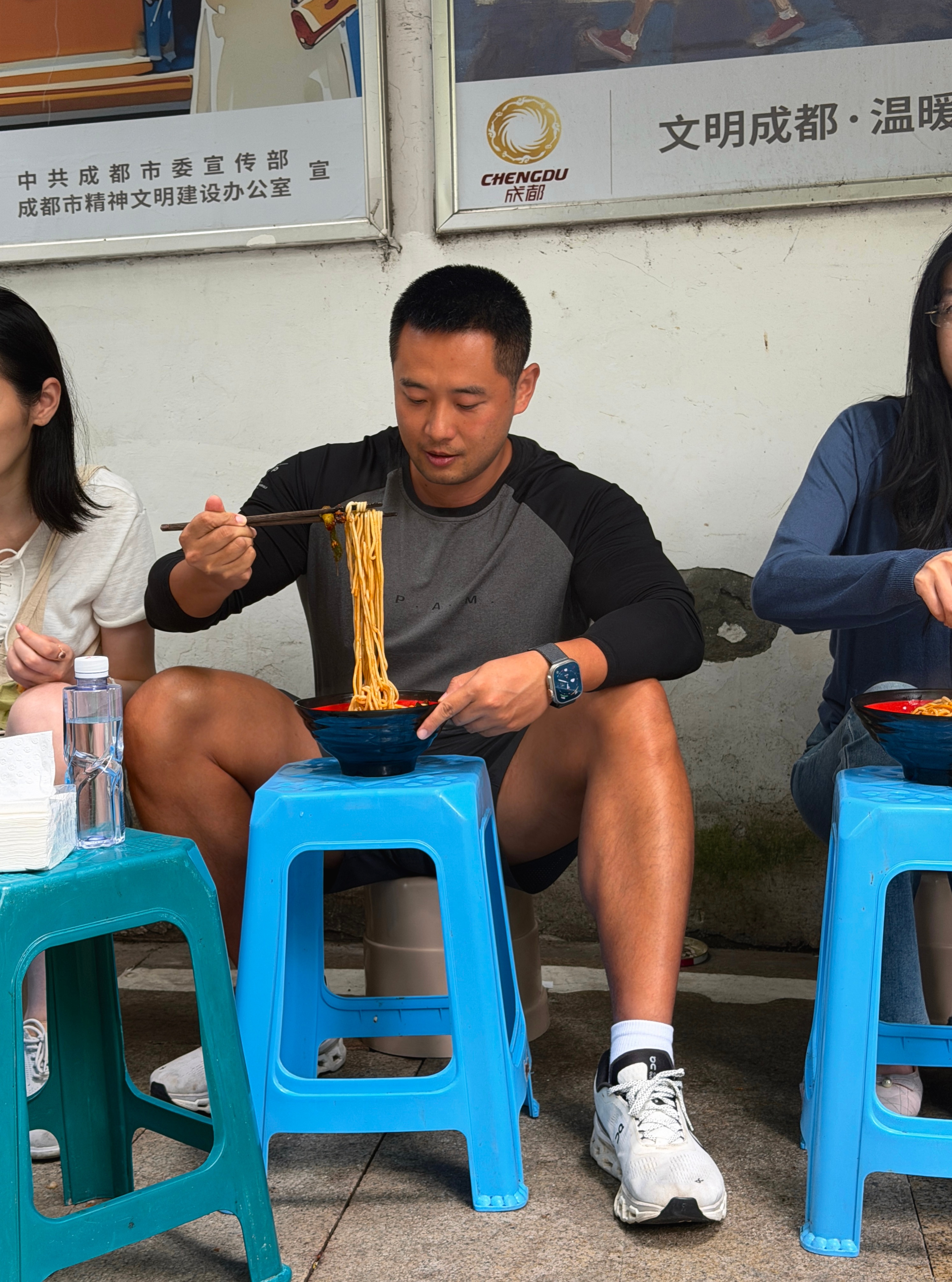 我雅洲一线美食博主来成都他带我吃板凳面欸康永哥！（好吃🍜  ​​​