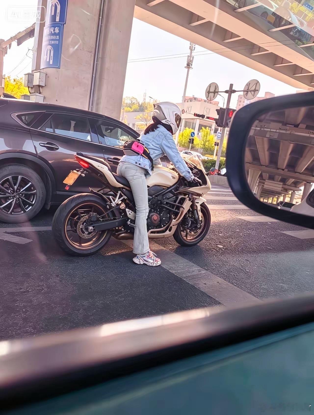 你开你的大奔，我骑我的电瓶车……瞧瞧姐这挺拔的身姿，姐真的谁都不羡慕。话不用讲满