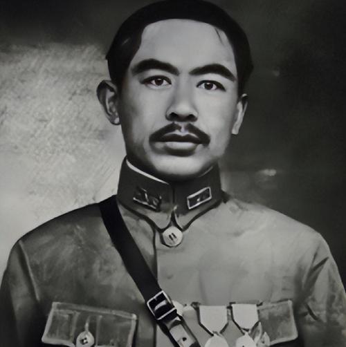 1944年，盛世才的车队停在宝鸡时，排场仍然很大。

几十辆卡车装着家当，随从前
