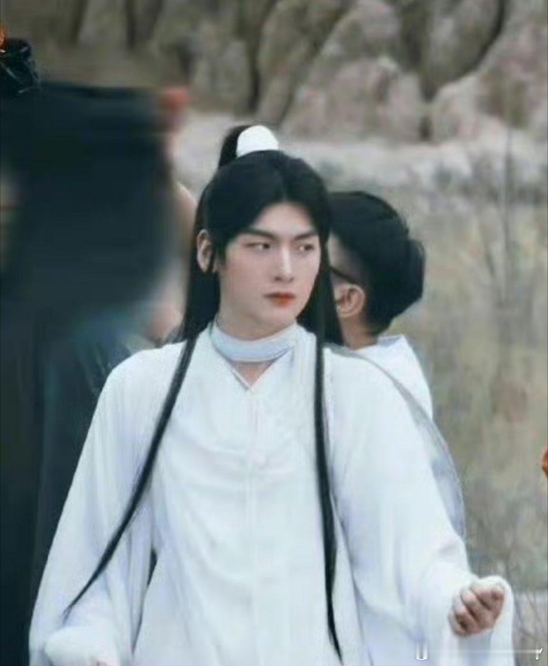 t，吴宣仪粉丝给翟潇闻排字了，还表示这家粉丝被很多剧方给避雷了，因为她们很喜欢踩