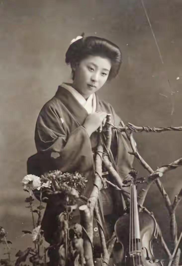 和服下的狂热：被军国主义裹挟的二战日本女性
 
为何日军在中国战场上行径残暴如兽