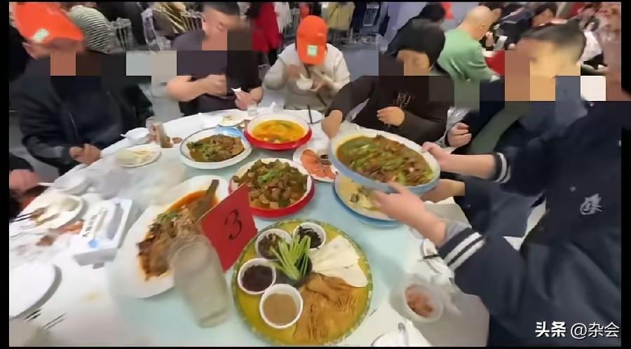 河南矿山崔培军老板，真·豪横！
斥资1000万带员工徐州旅游，第一餐就是“大桌宴