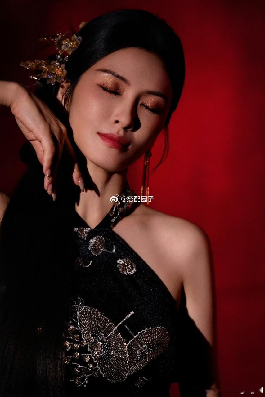 娱乐徐洁儿锁造型徐洁儿锁旗袍造型好帅的姐姐，黑色真的好帅啊我说