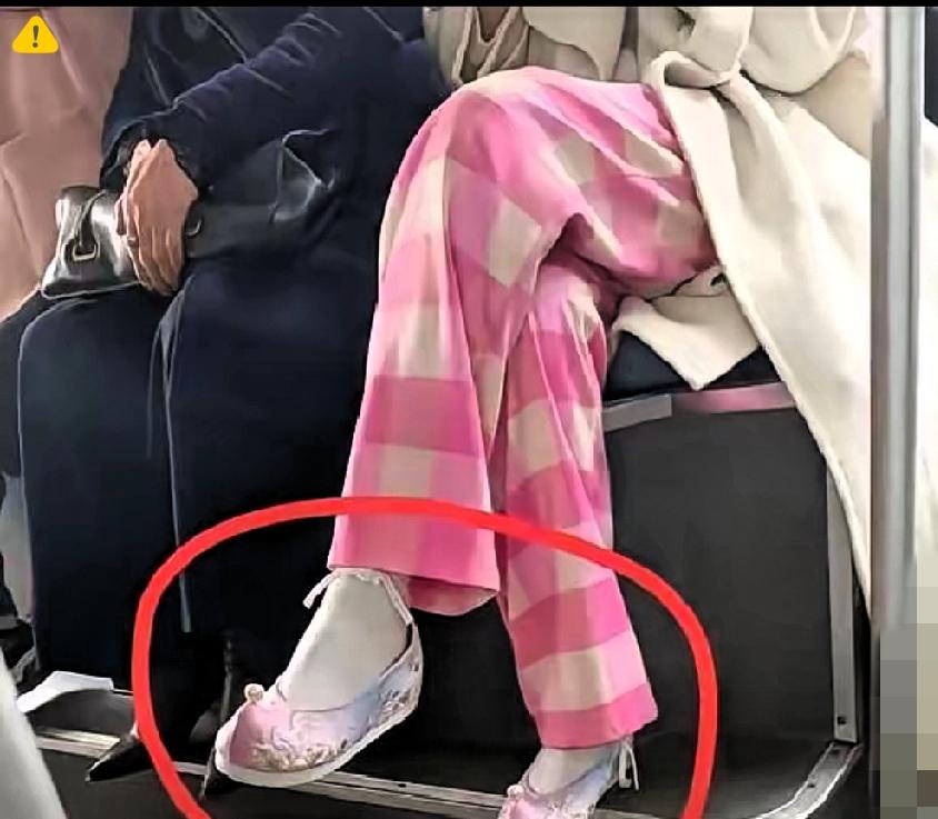 国风绣花鞋居然被骂“寿鞋”，这审美代沟能跨个太平洋了吧！
 
女孩穿牡丹翘头鞋坐