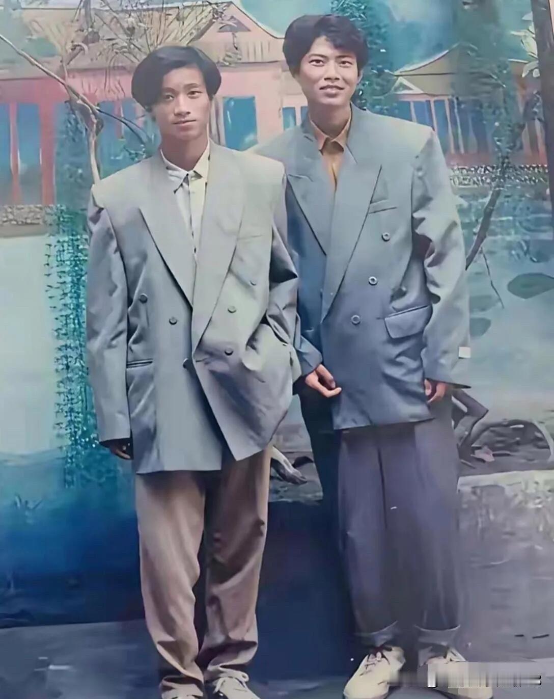 90年代的男生都喜欢穿这样不是很合身的西装，不管个子高的还是矮的，感觉总要跟上潮