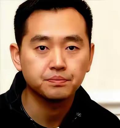 我刚刷到孔令辉的消息，当年叱咤乒坛的“乒乓王子”，现在静心做起了紫砂壶，这跨界跨