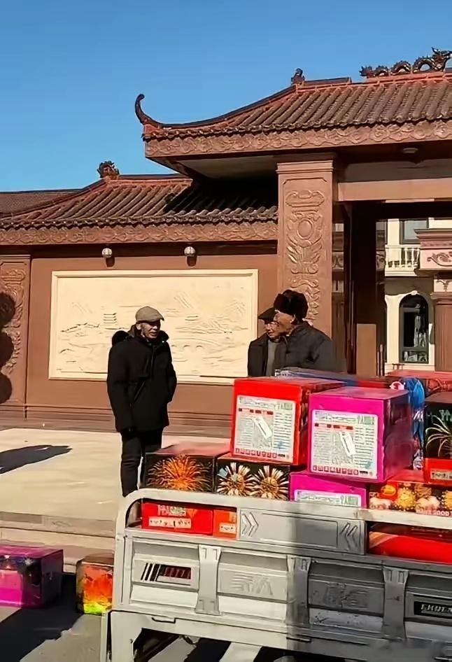 刘强东确实很牛，我们不得不佩服。他和将儿子送到美国的首富，其风格完全不一样。[允