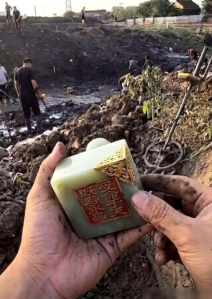 村口的河，三十年来第一次抽干了。

前两年我老家那边大旱，村头那口几十年没干过的