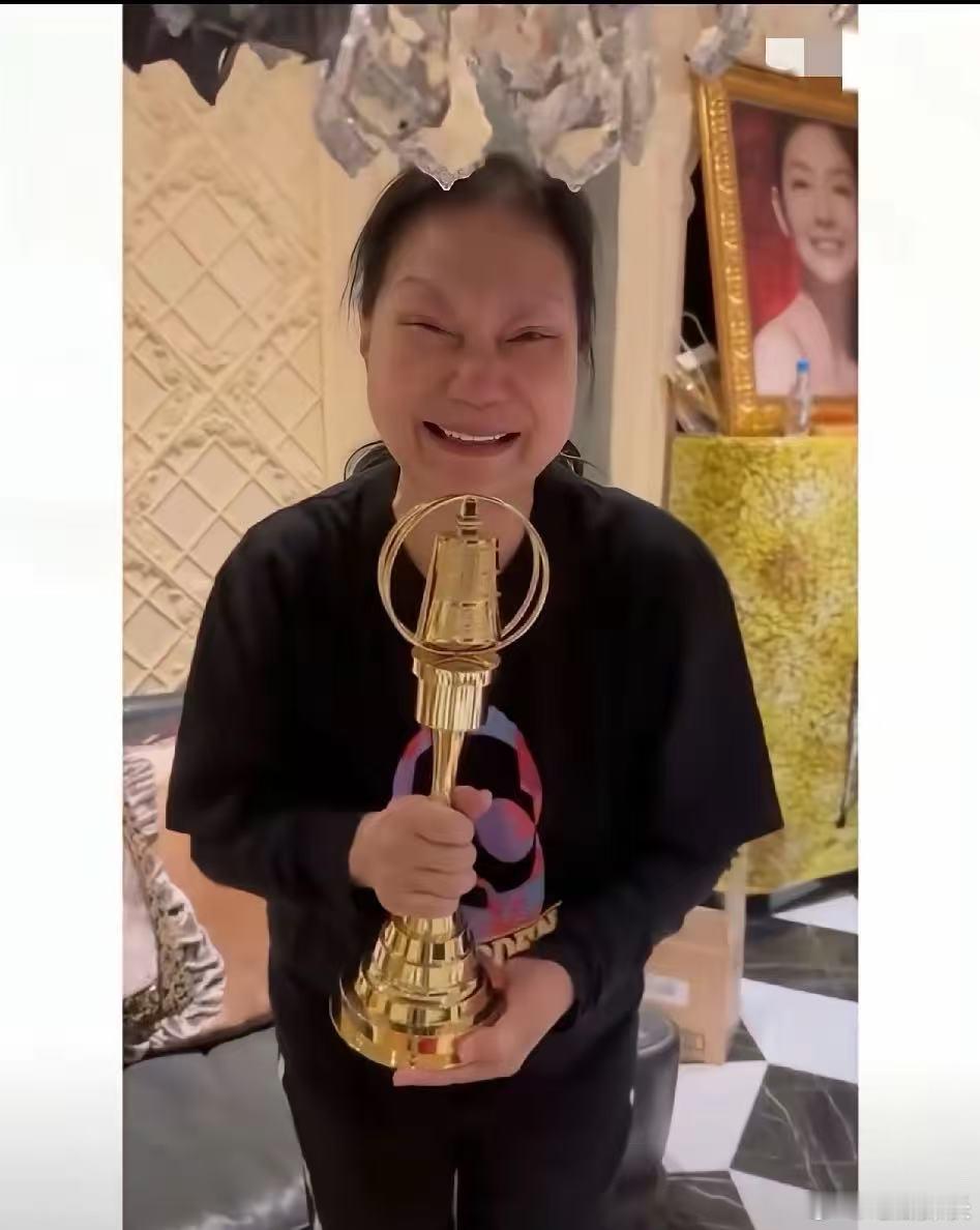 小S晒母女四人全家福小S晒母女四人全家福，S妈捧起奖杯眼中含泪，这个奖杯是给妈妈