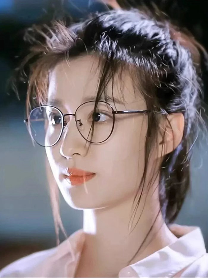 王楚然自曝近视700多度真的被王楚然的真实坦率戳到了✨采访里她大方分享视力近况：
