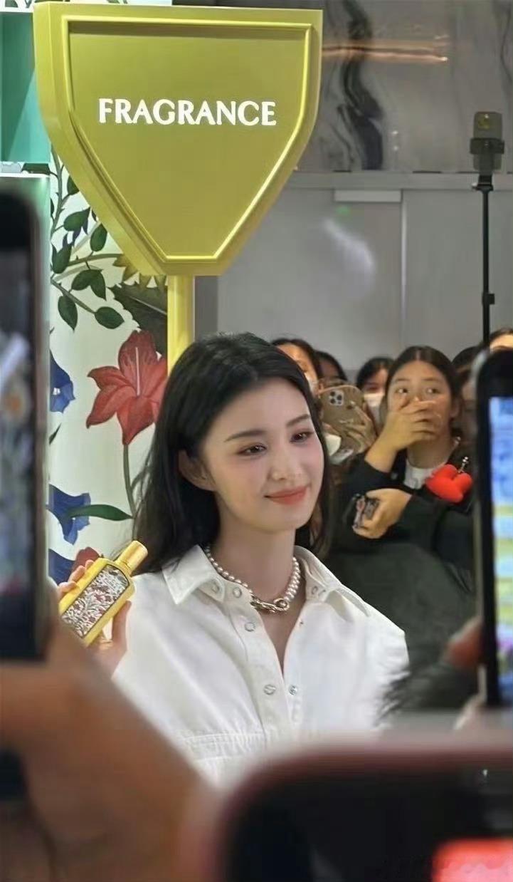 王楚然线下品牌活动照 这个低头侧脸真的神似刘亦菲[哆啦A梦吃惊]果然美女都是或多