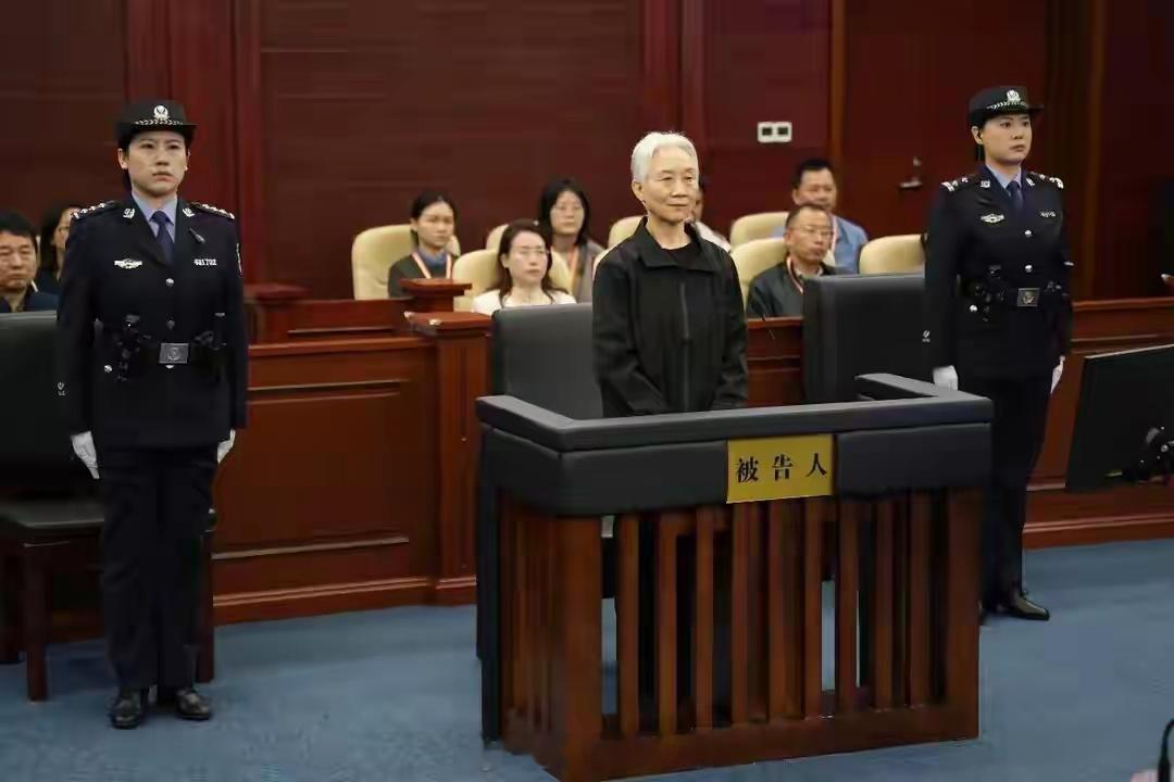 李微微受贿超1.17亿法律是公正且无情的，任何违法乱纪的行为都将受到法律的严惩。