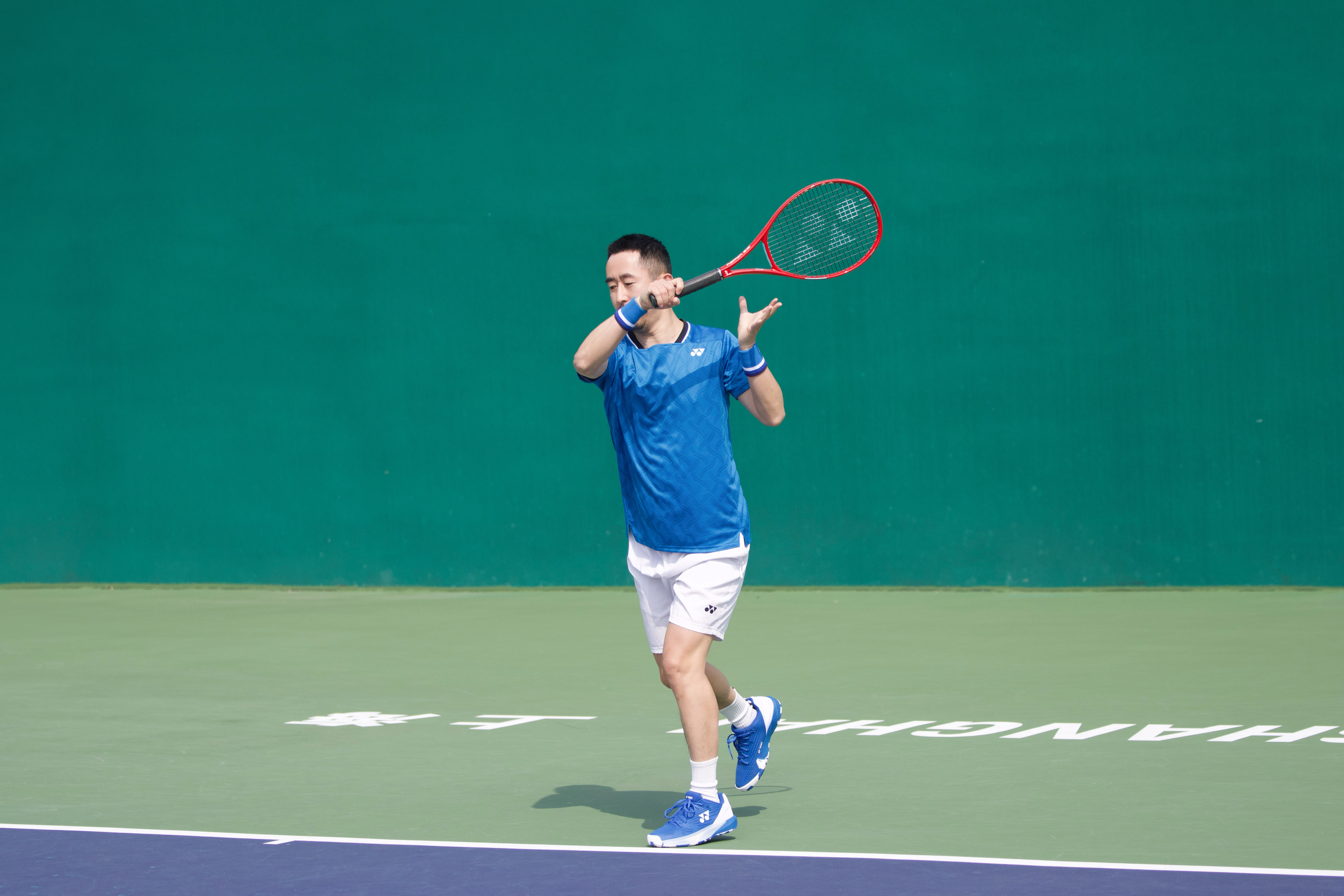 春光正盛，推荐大家走出家门，到球场上挥拍运动，感受阳光与运动带来的快乐。一套舒服