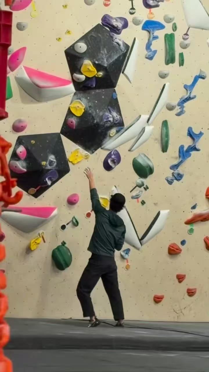 王一博纽约攀岩被偶遇 王一博又又又被偶遇啦～哥真的很爱各种运动！ 