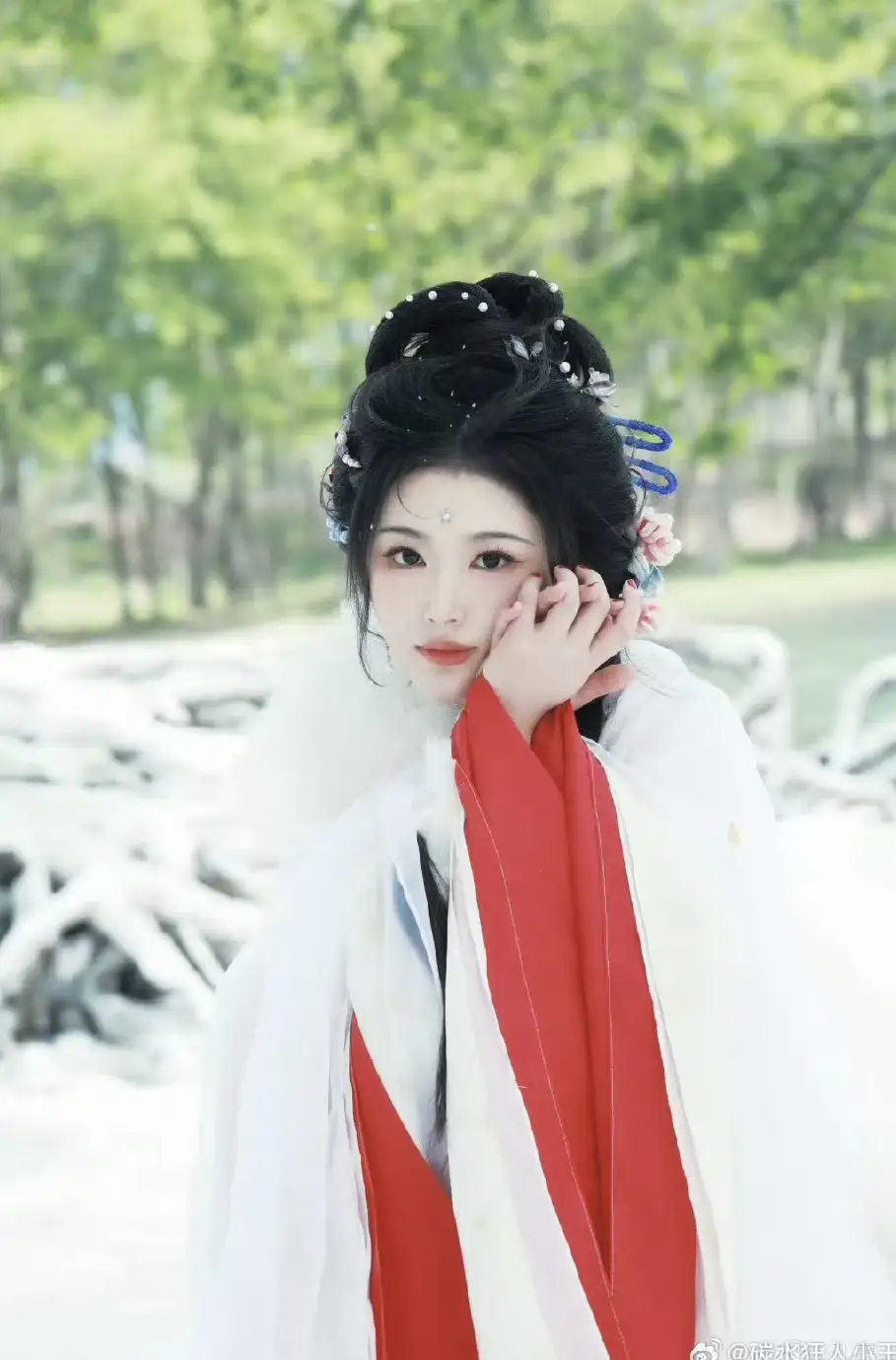 孔雪儿身上似乎藏着个神奇定律，每次参演剧集，不论主角入行早晚、舞台经验多寡，她大