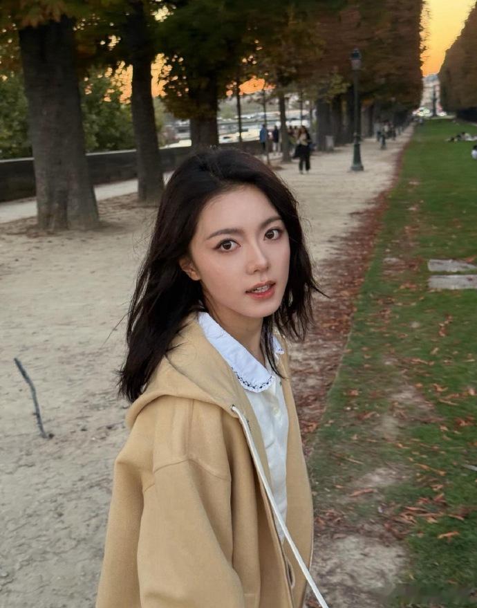 1.杨幂经常会去HK看望女儿，还刻意会隐藏掉飞去的行程，母女关系真没有前夫家说的