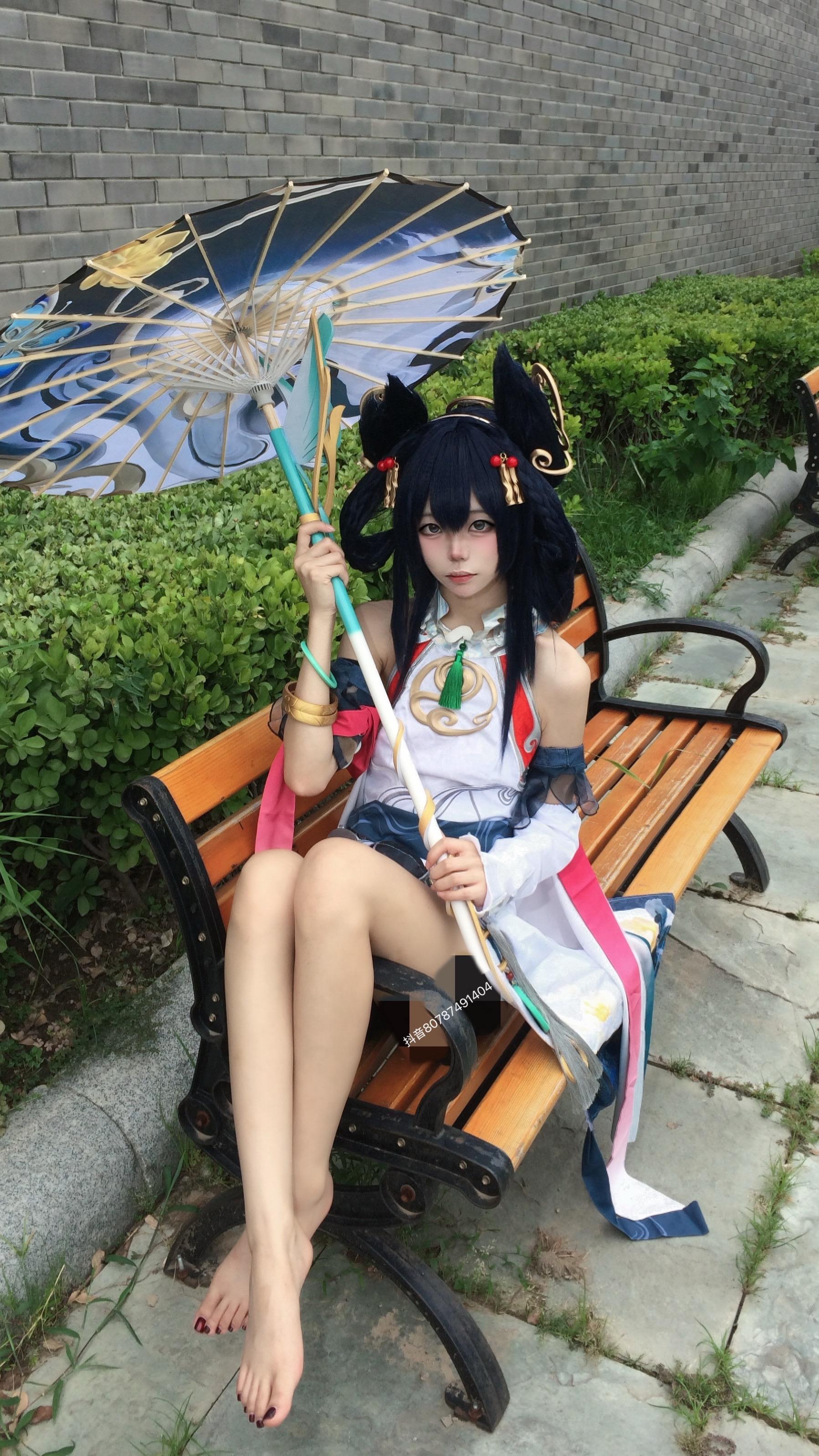 公孙离离恨烟。