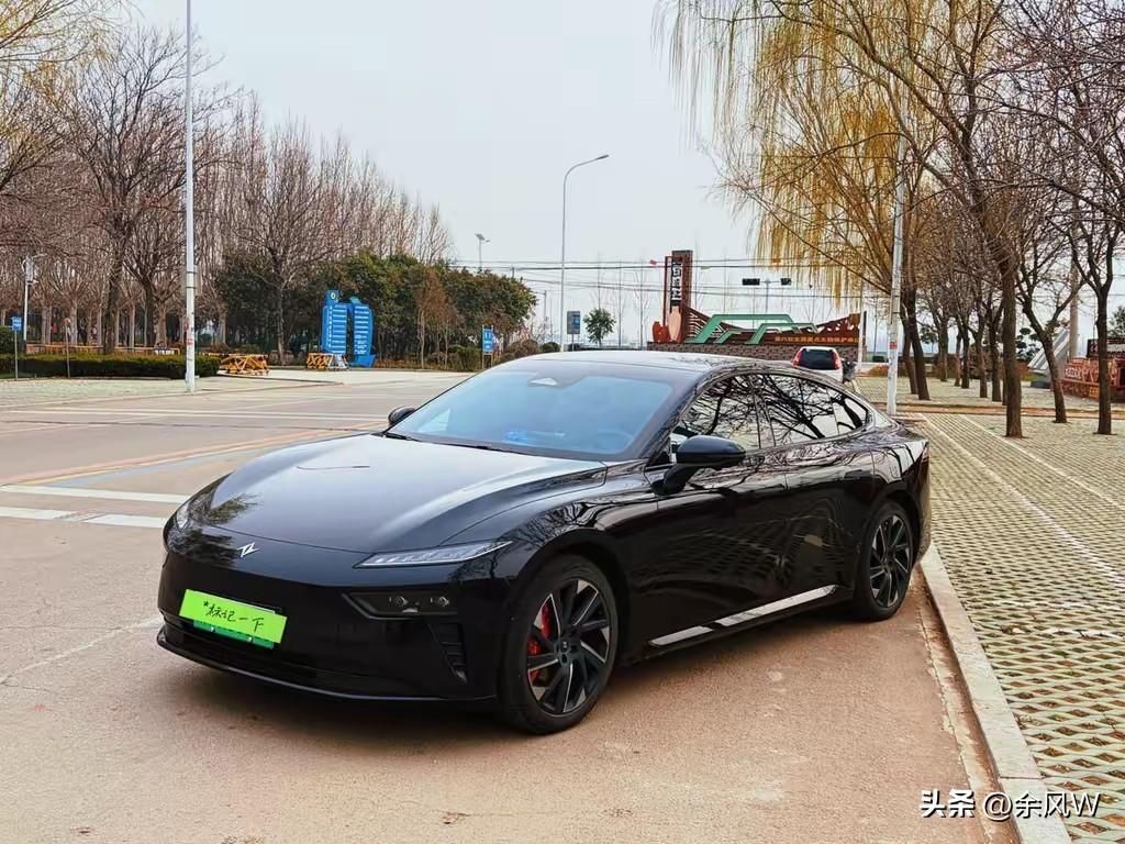 插混省油吗？插混市区通勤用电超省，长途用油也不费，综合油耗远低于燃油车，日常代步