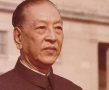 1950年，中国驻瑞典大使耿飚遭到瑞典军官的轻视：“你带过多少兵？”谁知耿飚轻飘