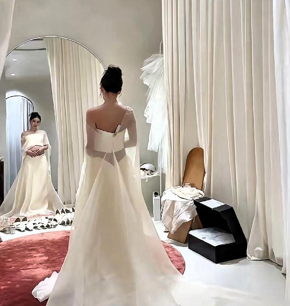 筱梅怀孕风波，孕照之后会怎样，大家都不知道
筱梅之前被说假怀孕，假的肚子，网上好